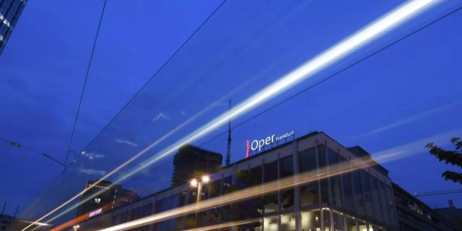 Oper (r) und Schauspiel in Frankfurt: Die Doppelanlage ist in die Jahre gekommen. Foto: Arne Dedert/dpa