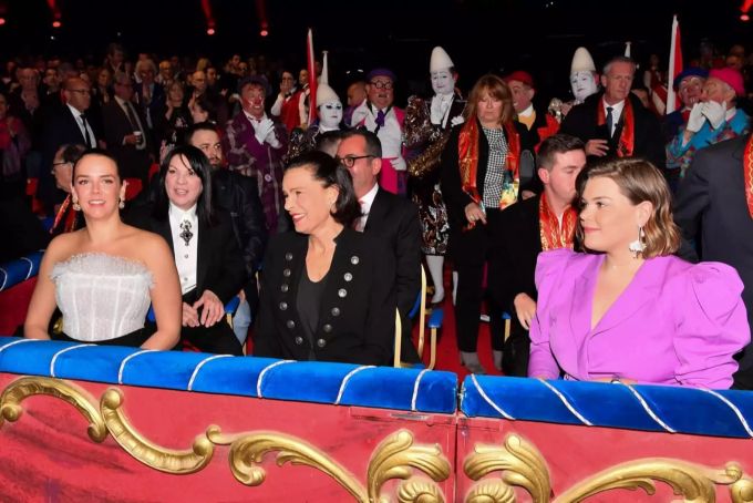 Die monegassische königliche Vertretung am internationalen Zirkus-Fest; (v.l.r) Pauline Ducruet, Prinzessin Stéphanie und Camille Gottlieb Pauline Ducruet