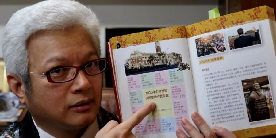 Taiwans Wahrsager Tsai Shang-chi mit seinem eigenen Buch