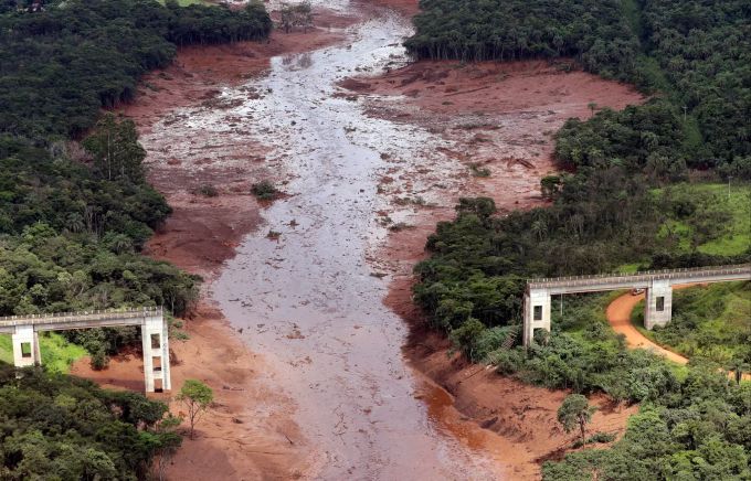 Eine Luftaufnahme zeigt eine zerstörte Brücke nach dem Dammbruch an der Eisenerzmine Corrego do Feijao. dammbruch Brumadinho brasilien