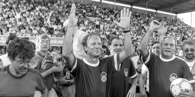 Helmut Benthaus (Mitte) bei seiner zweiten Amtszeit für den FC Basel. FCB