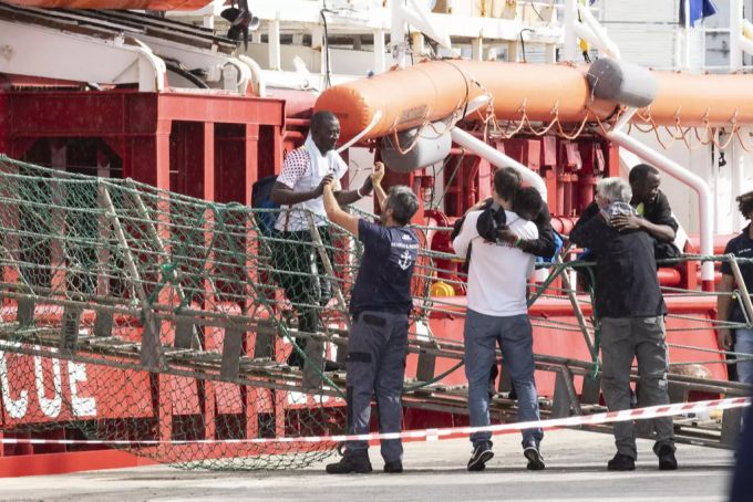 Flüchtlinge verlassen die «Ocean Viking» in Italien. ocean viking
