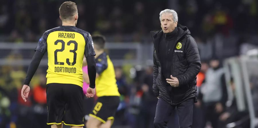 BVB-Coach Lucien Favre gibt Thorgan Hazard Anweisungen.