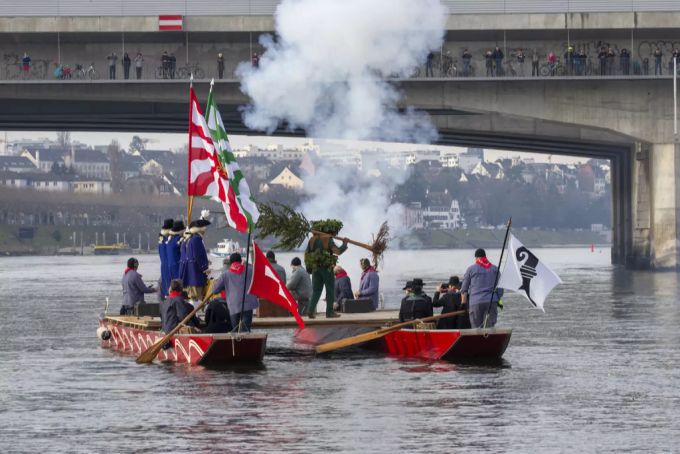 Der "Wild Maa" tanzt auf dem Floss auf dem Rhein am «Vogel Gryff», dem volkstümlichen Feiertag der Drei Ehrengesellschaften Kleinbasels «3 E». Wild Maa
