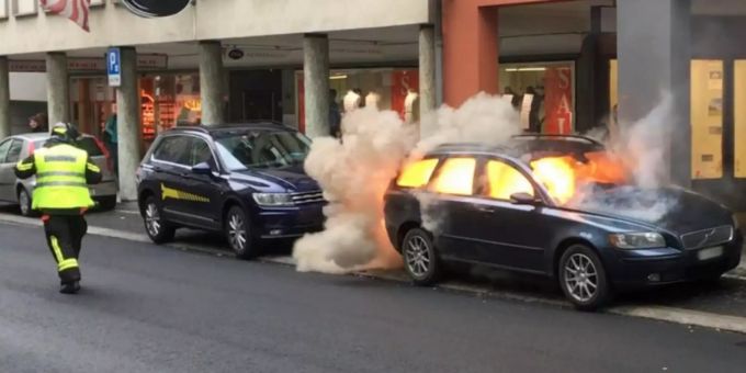 In Schwyz - Parkiertes Auto brennt aus