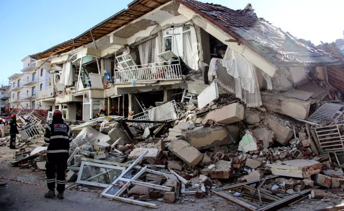 Rettungskräfte suchen nach Menschen in einem nach einem starken Erdbeben eingestürzten Gebäude. Erdbeben Türkei