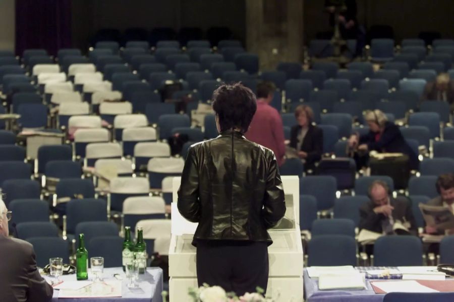 Justizministerin Ruth Metzler referiert am Dienstag, 20. März 2001 in Lugano an der Session der eidgenössischen Räte im Nationalrat vor nicht ganz gefüllten Rängen.