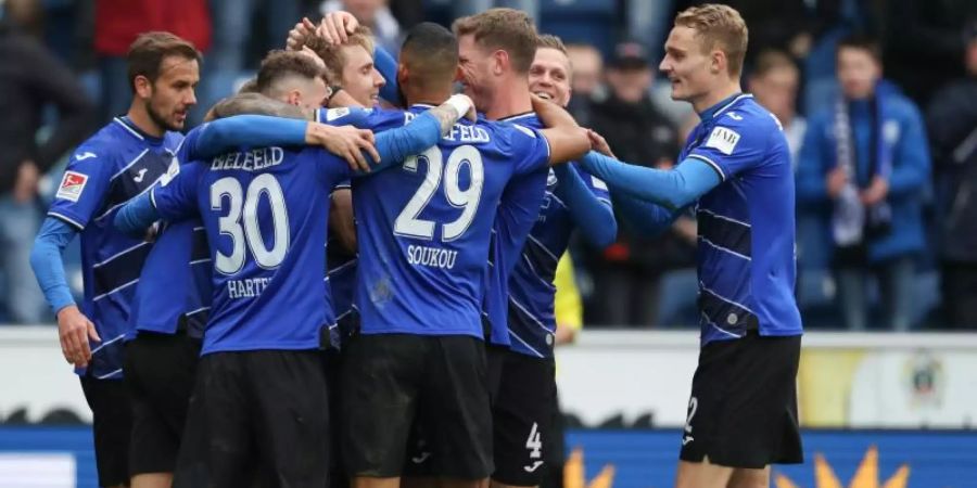 Die Spieler von Arminia Bielefeld feiern Torschütze Joan Simun Edmundsson (4.v.l). Foto: Friso Gentsch/dpa