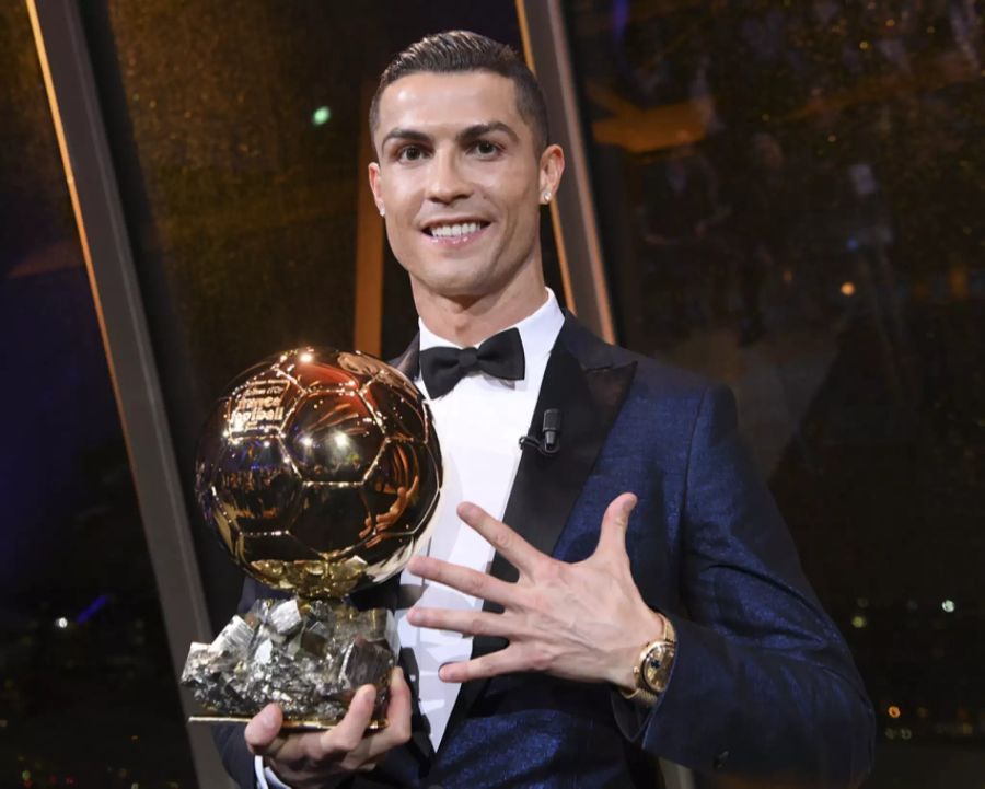 Zudem wird er vier weitere Male als Weltfussballer ausgezeichnet und stockt so seine Ballon-d'Or-Sammlung auf fünf auf.