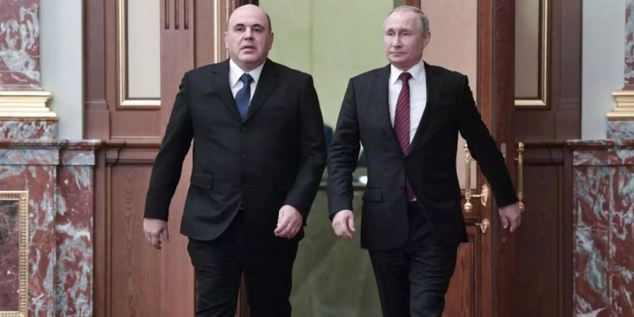 Der russische Regierungschef Michail Mischustin (l.) gilt als enger Wegbegleiter von Präsident Wladimir Putin. Er würde mitten im Ukraine-Krieg wohl stellvertretend übernehmen, wenn nötig.