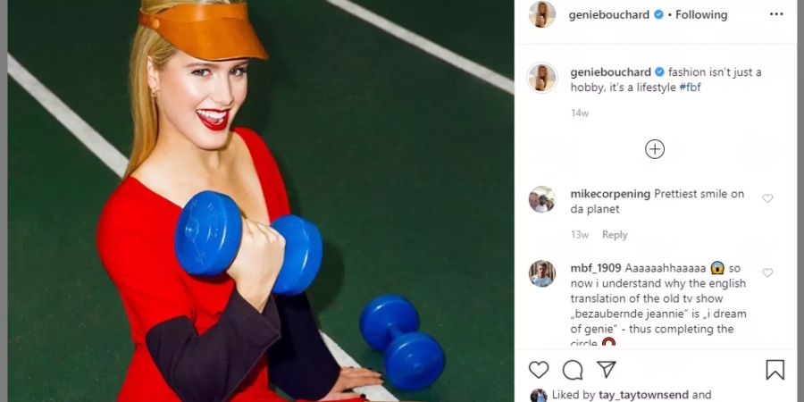 Eugenie Bouchard posiert mit Kurzhanteln.