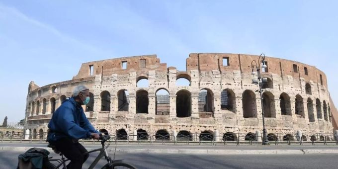 Fahrt mit Gesichtsmaske vor dem Kolosseum in Rom. Foto: Elisa Lingria/XinHua/dpa coronavirus italien