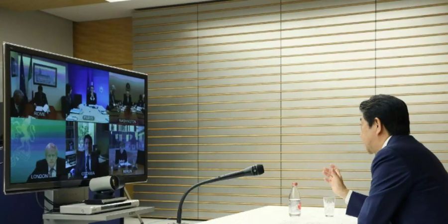 Japans Regierungschef Shinzo Abe bei einer Videokonferenz der G7-Staaten
