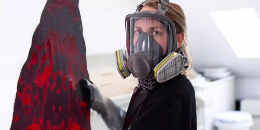 Die Kunstglaserin Anna Riedl arbeitet an einem Kirchenfenster von Gerhard Richter. Foto: Sven Hoppe/dpa