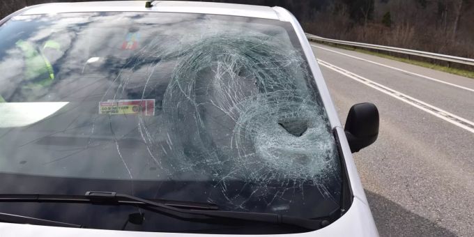 Die Motorhaube des Lieferwagens wurde teilweise und die Windschutzscheibe komplett beschädigt. Unfall