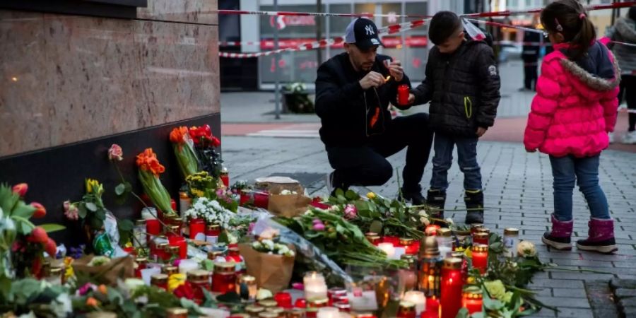 Blumen und Kerzen an einem Tatort in Hanau