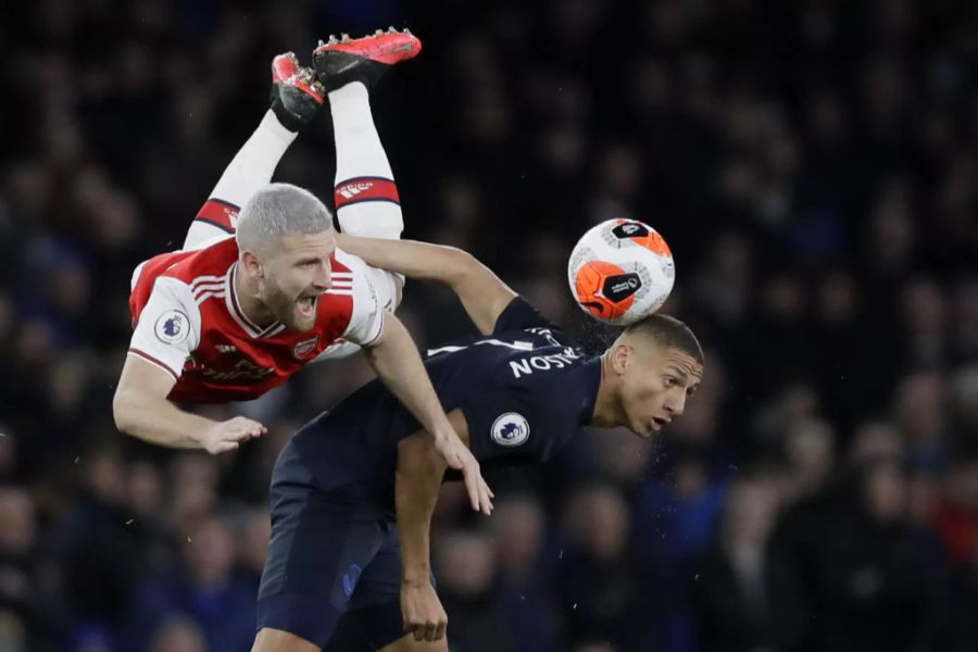 In einem Fünftore-Schlagabtausch setzen sich die Londoner gegen Everton durch.