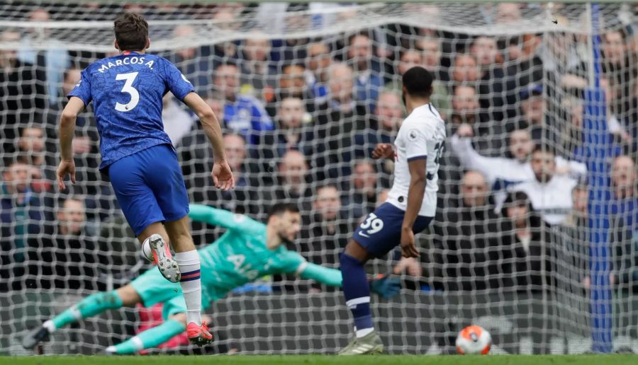 Marcos Alonso (l.) sorgt mit einem wuchtigen Schuss für das 2:0.