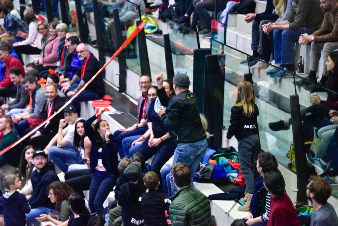 Die Fans jubeln nach einem Goal von Floorball Köniz.