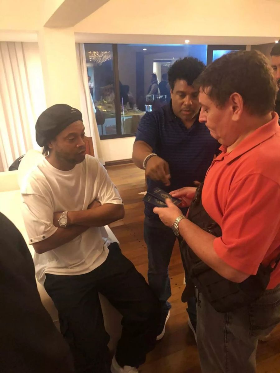 Der Fussballstar Ronaldinho bei seiner Verhaftung in Paraguay.