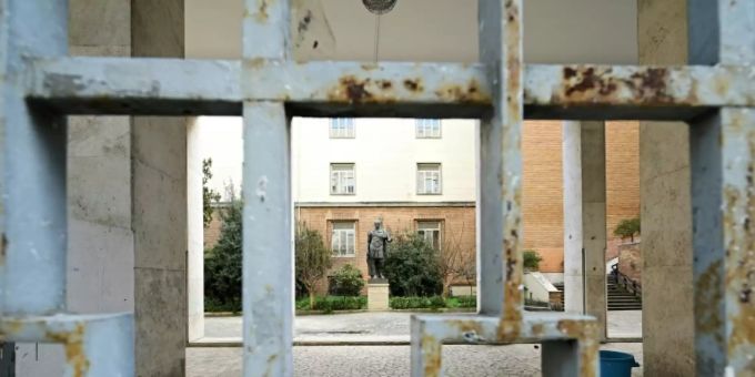 Verschlossene Schule in Rom coronavirus