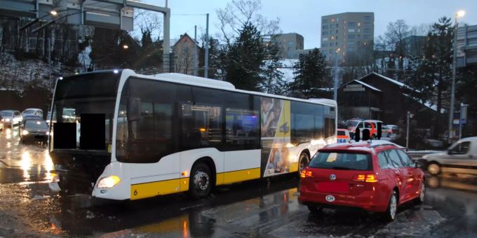 Kollision zwischen Linienbus und Auto