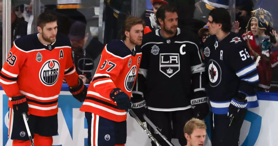 Leon Draisaitl (l, NHL-Topskorer) und Connor McDavid (2.v.l) sind für mehr als einen Viertel aller Oilers-Tore verantwortlich.