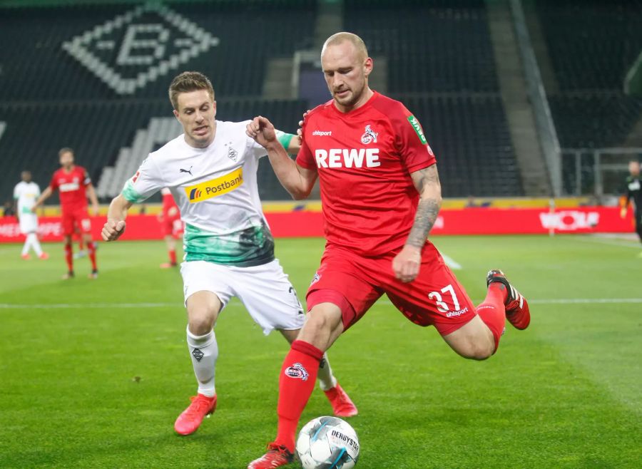 Gladbachs Patrick Herrmann (l.) kämpft mit Kölns Toni Leistner (r.) um den Ball.