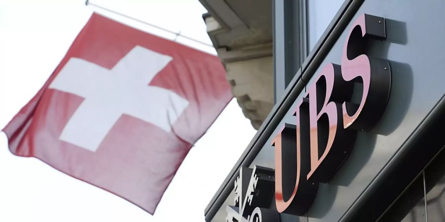 Das Coronavirus wird nach Ansicht der UBS-Ökonomen die Schweizer Wirtschaft bremsen. (Archiv)