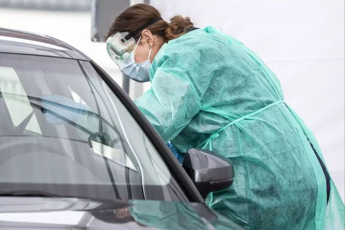 Die zu testenden Personen fahren mit dem Auto beim «Drive-In» für den Rachenabstrich vor. Corona