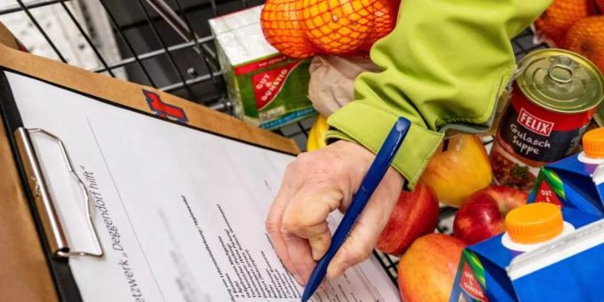 Wer in der Not helfen will, kann zum Beispiel Helfer für Senioren und Kranke Lebensmittel besorgen. Foto: Armin Weigel/dpa Wer in der Not helfen will, kann zum Beispiel Helfer für Senioren und Kranke Lebensmittel besorgen. Foto: Armin Weigel/dpa