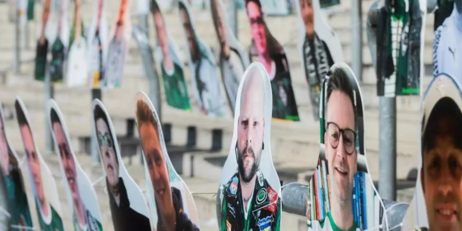 Mit den Pappfiguren haben Fans die Möglichkeit ihr Konterfei im Stadion zu platzieren und zu einer besseren Stimmung bei möglichen Geisterspielen beizutragen. Foto: Rolf Vennenbernd/dpa