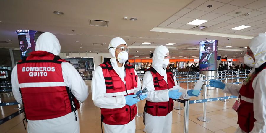 Auch in Ecuador werden ankommende Flugpassagiere auf Coronavirus-Erkrankungen untersucht. (Foto: Jose Jacome/EPA Keystone-SDA)