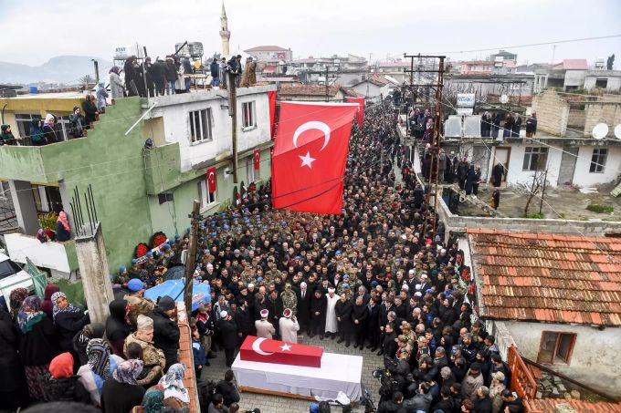 Trauernde versammlen sich in Hatay vor dem Sarg eines bei dem syrischen Luftangriff in Idlib getöteten Soldaten während der Beerdigung. Bei dem Luftangriff kamen mehrere türkische Soldaten ums Leben. Konflikt in Syrien - Türkei