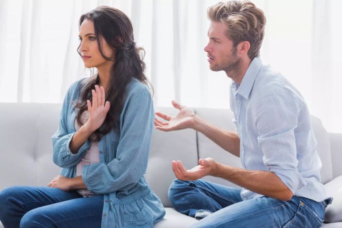 Damit das Kind nicht zu stark unter der Trennung leidet, ist der Umgang mit dem Kind und dem Ex-Partner entscheidend. (Symbolbild) Ein streitendes Paar