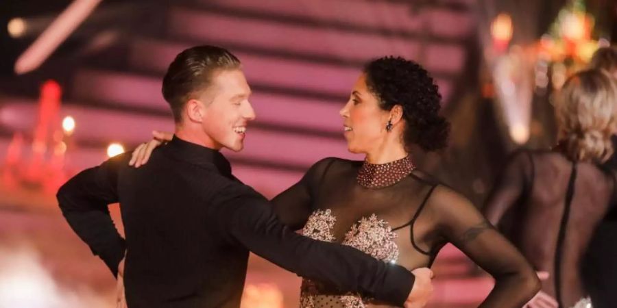 Ex-Fussballerin Steffi Jones und Valentin Lusin tanzen in der RTL-Tanzshow «Let's Dance» im Coloneum. Foto: Rolf Vennenbernd/dpa