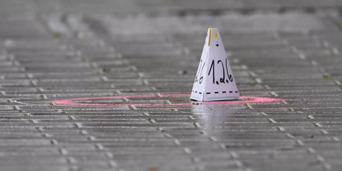 Mitarbeiter der Spurensicherung haben an einem Tatort am Heumarkt eine Markierung aufgestellt. Tote durch Schüsse