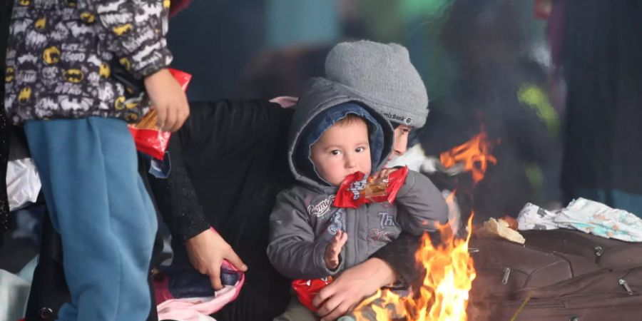 Syrische Kinder auf der Flucht. Nach Schätzungen des Kinderhilfswerks Unicef stirbt in Syrien alle zehn Stunden ein Kind an den Folgen des Kriegs. Unicef fordert humanitäre Hilfe für die Kinder. (Foto: Erdem Sahin/ EPA Keystone-SDA)