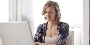 Frau am Computer