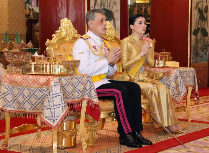 König Vajiralongkorn mit Frau Suthida während einer religiösen Zeremonie in Bangkok 2019. vajiralongkorn