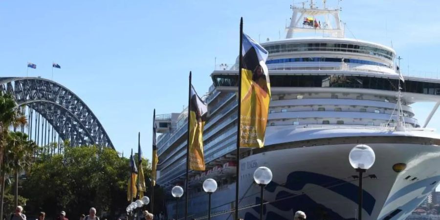 Passagiere verlassen Mitte März in Sydney die «Ruby Princess». Foto: Dean Lewins/AAP/dpa