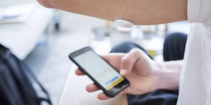 Ein Mann prüft medizinische Daten auf einem Smartphone. (Symbolbild) coronavirus