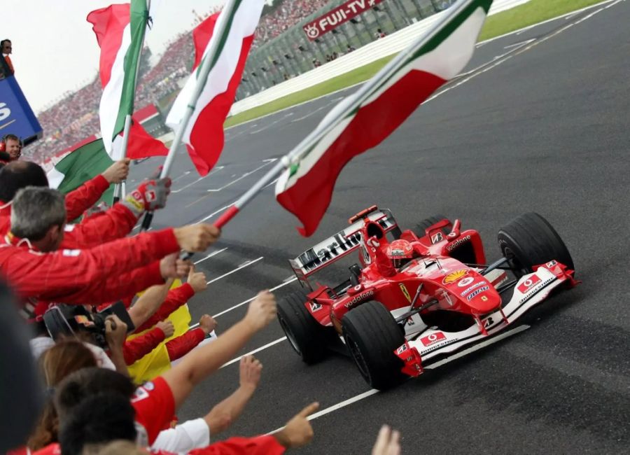 Mit dem Ferrari F2004 wurde Schumacher zum siebten Mal Weltmeister. Er gewann 12 der ersten 13 Rennen und holte überlegen den fünften Ferrari-Titel en suite.