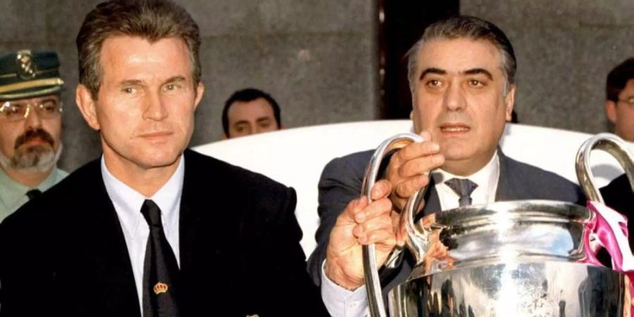 Der ehemalige Real-Präsident Lorenzo Sanz 1998 nach dem Gewinn der Champions League mit dem damaligen Trainer Jupp Heynckes. Foto: Gustavo_Cuevas/epa efe/dpa