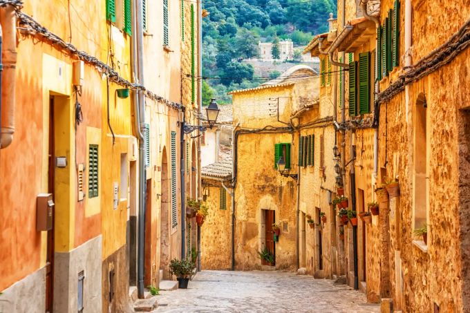Das kleine Bergdorf Fornalutx im Serra de Tramuntana hat schon mehrfach die Auszeichnung für das schönste Dorf Spaniens gewonnen. TUI