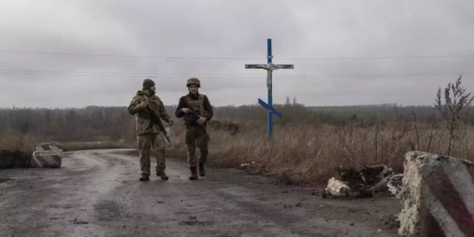 Ukrainische Soldaten patrouillieren an der Trennlinie zu den von Russland unterstützten Rebellen nahe des Dorfes Nevelske in der Ostukraine. ukraine-krieg