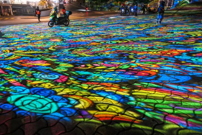 Bunt beleuchteter Platz in Lausanne. Bunter Platz