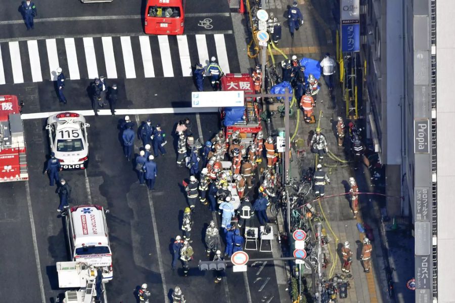 Das Feuer war aus zunächst noch ungeklärter Ursache am Vormittag auf der vierten Etage eines Gebäudes nahe eines Bahnhofs ausgebrochen.