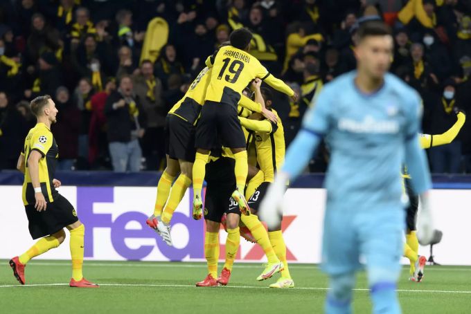 Die Spieler von YB feiern das Tor zum 3:2 durch Silvan Hefti gegen Atalanta Bergamo in der Champions League. YB Atalanta Champions League