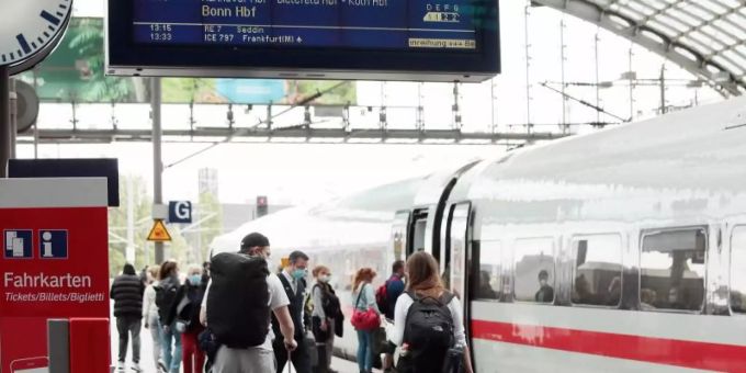 Geimpft, genesen oder getestet? Die Bahn kündigt 3G-Kontrollen im Fern- und Regionalverkehr an. Foto: Carsten Koall/dpa Geimpft, genesen oder getestet? Die Bahn kündigt 3G-Kontrollen im Fern- und Regionalverkehr an. Foto: Carsten Koall/dpa
